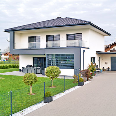 weißes Einfamilienhaus mit grauem Dach, schlicht und modern